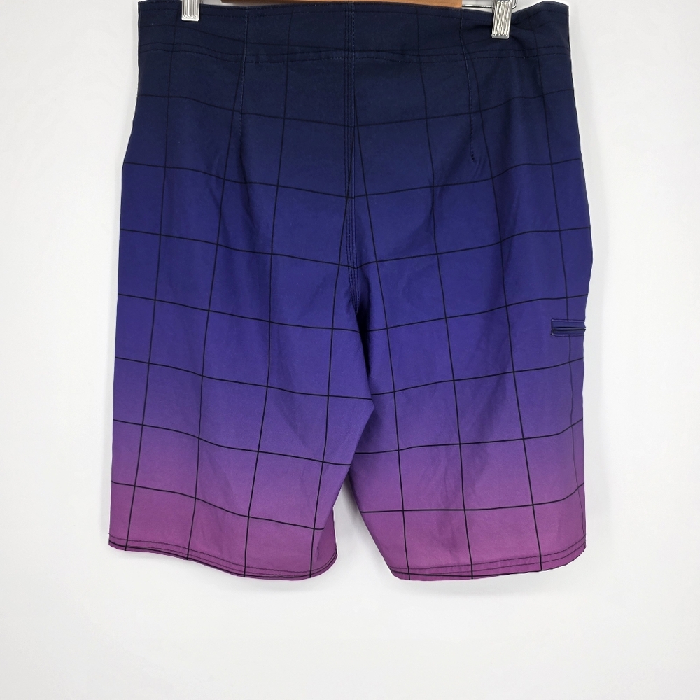 Hang Ten Gradient Grid Pattern Board Shorts 30. - Picture 3 of 7